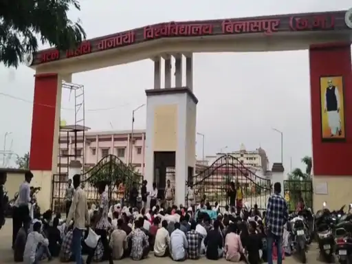बिलासपुर डीपी विप्र कॉलेज को स्वायत्त दर्जा दिलाने के लिए छात्राओं की भूख हड़ताल में तीन की तबीयत बिगड़ी