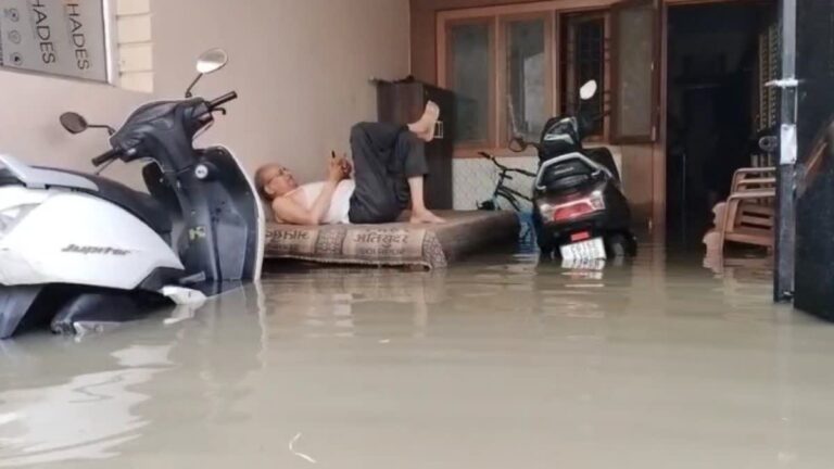 बाढ़ जैसे हालात: सरगुजा में बारिश बनी आफत, घरों में घुसा पानी, सड़कें बनीं दरिया