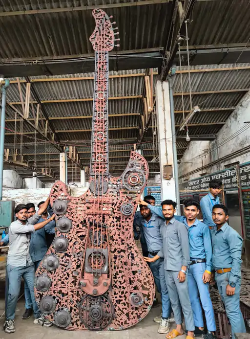 कबाड़ से कलाकृति: आईटीआई भिलाई के छात्रों ने तैयार किए लोहे के दो गिटार, शहर की शान बढ़ाएंगे