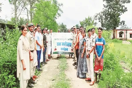 वन महोत्सव में ‘एक पेड़ मां के नाम’ पहल बनी आकर्षण का केंद्र, ग्रामीणों को बांटे गए पौधे