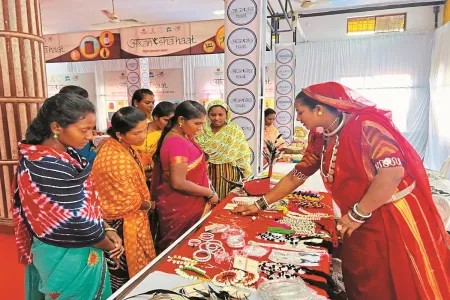 जगदलपुर में आकांक्षा हाट का शुभारंभ: महिला स्व-सहायता समूहों के उत्पादों की अनोखी प्रदर्शनी