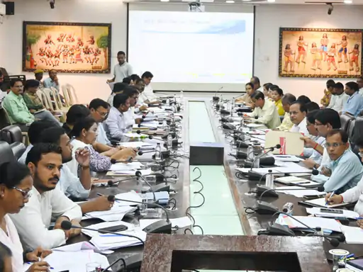 बिलासपुर में जाति प्रमाण पत्र में लापरवाही पर कार्रवाई: चार BEO को नोटिस, खाद सप्लाई और मवेशी नियंत्रण पर कलेक्टर सख्त