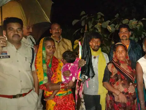 कोरबा में बाढ़ के बीच रेस्क्यू ऑपरेशन: खेत में फंसे 17 ग्रामीणों को 10 घंटे की मशक्कत के बाद सुरक्षित निकाला गया