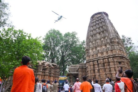 मुख्यमंत्री साय व डिप्टी सीएम ने की कांवड़ियों पर पुष्पवर्षा, गूंजा “हर हर महादेव” का जयघोष