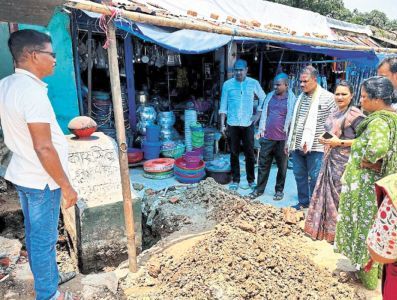 शहीद स्मारक हटाने की कोशिश पर बवाल, जिला पंचायत सदस्य ने रुकवाया कार्य