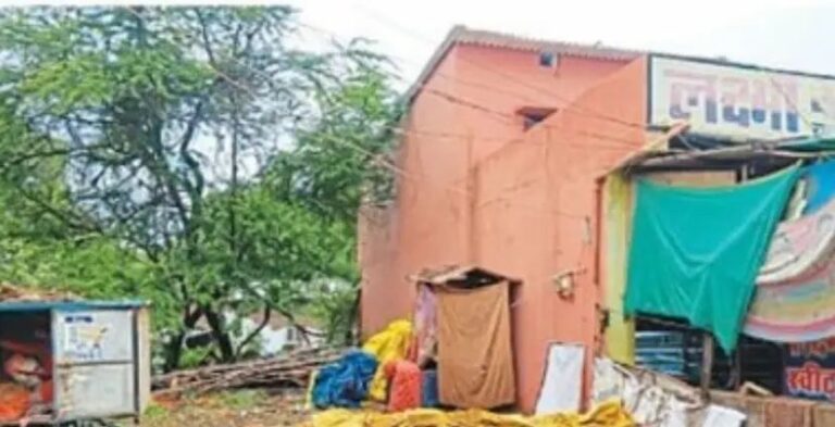 सारागांव में अतिक्रमण पर पंचायत का बड़ा एक्शन, नोटिस के बावजूद हटाई नहीं दुकानें, अब होगी सख्त कार्रवाई