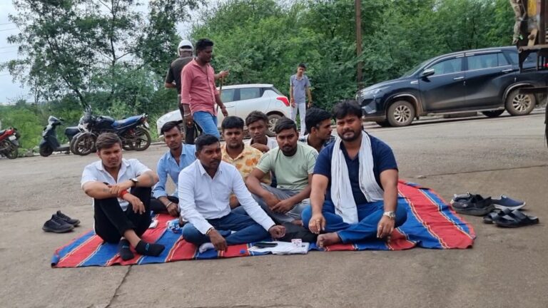 उरला-बेंद्री में मजदूरों के हित में धरना, जनपद सदस्य कृणाल किरण सिन्हा ने कंपनी को दी चेतावनी