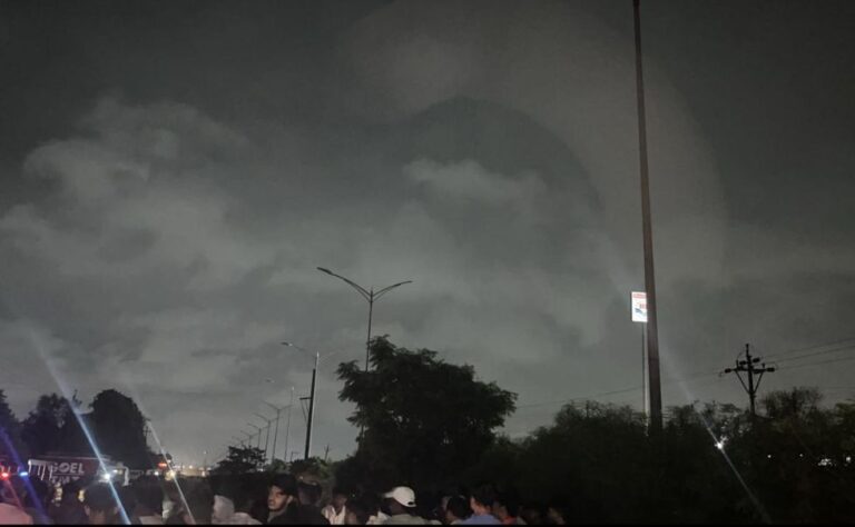 हाईवे पर रोशनी की कमी बनी हादसों की वजह, बेजुबान जानवर की मौत के बाद बजरंग दल ने किया विरोध