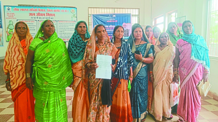 21 महिलाओं से 10.50 लाख की ठगी, कलेक्टर से लगाई न्याय की गुहार