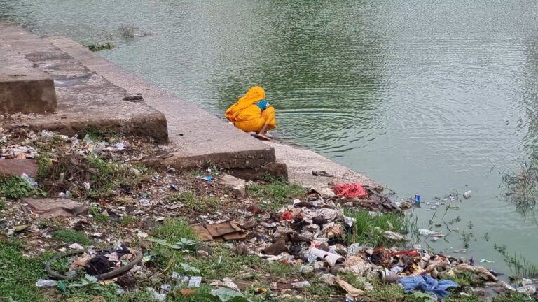 बिरगांव के अछोली गांव का दर्री तालाब बना गंदगी का अड्डा, सफाई और सुविधा के इंतज़ार में ग्रामीण