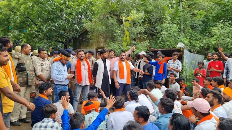 खमतारी रेलवे कॉलोनी में अवैध धर्म परिवर्तन का भंडाफोड़, बजरंग दल ने दी चेतावनी