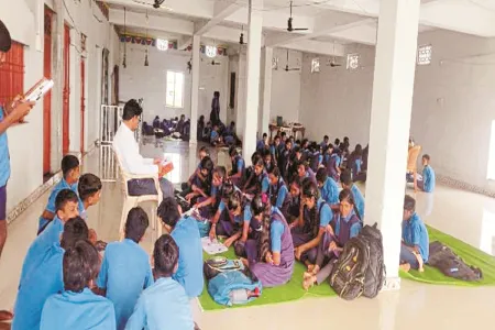 जर्जर स्कूल भवन की अनदेखी भारी पड़ी, छत का प्लास्टर गिरा, मंदिर में पढ़ने को मजबूर छात्र