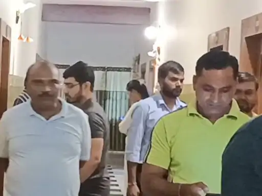 कोरबा: ग्रामीण सफ़ाईकर्मी ने खिड़की से कूदकर होटल में घुसकर ट्रेनी डॉक्टर के साथ रेप की कोशिश