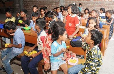 छत्तीसगढ़ के स्कूलों की हालत चिंताजनक: 48% स्कूलों में कंप्यूटर नहीं, 11वीं के लिए लैब नहीं, छात्रों को नहीं पता संविधान किसने बनाया