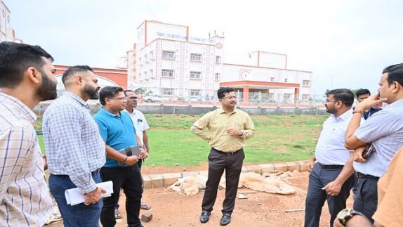 प्रमुख सचिव सोनमणि बोरा ने विभागीय कामकाज की समीक्षा की, शहीद वीर नारायण सिंह संग्रहालय का किया निरीक्षण