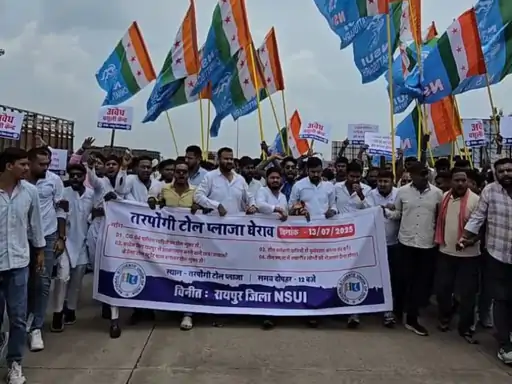 रायपुर में NSUI ने टारपोंगी टोल प्लाजा पर छात्रों संग प्रदर्शन, चक्का जाम