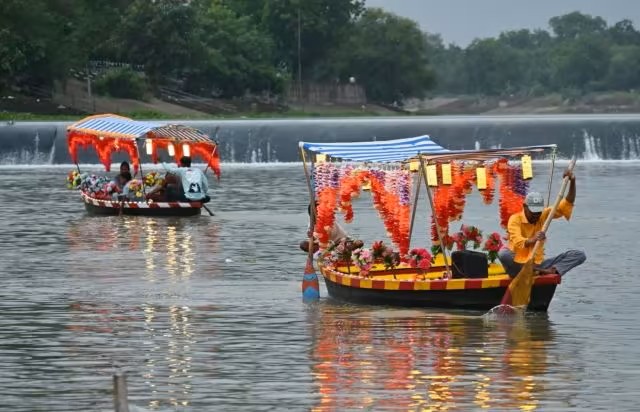 महादेव घाट पर उमड़ा सैर-सपाटे का शौक, खारुन नदी किनारे लोगों ने लिया मौसम का आनंद