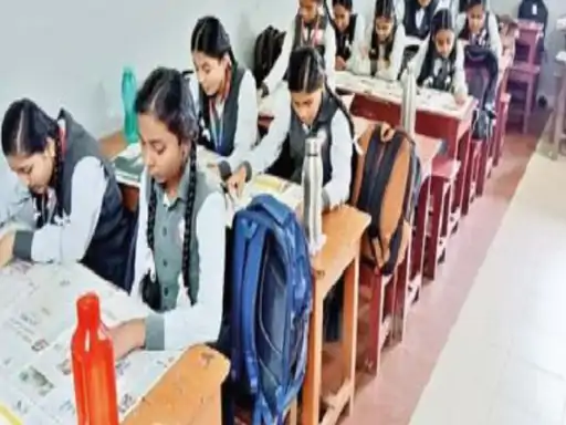 फेक न्यूज से बचाव के लिए अनोखी पहल: आरंग के स्कूल में अब पढ़ाई की शुरुआत अखबार से