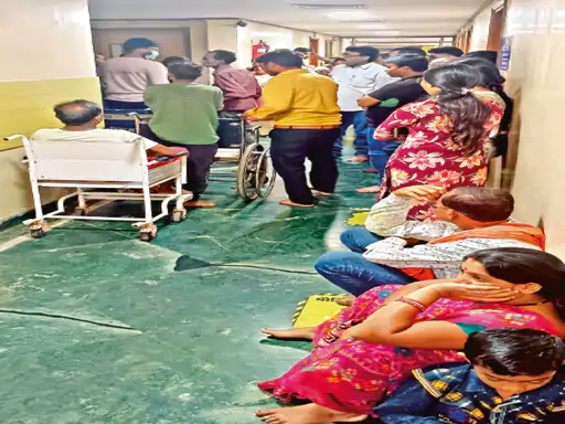 अंबेडकर अस्पताल: हार्ट जांच के लिए लंबी लाइनें, मरीजों को टाल रहे स्टाफ