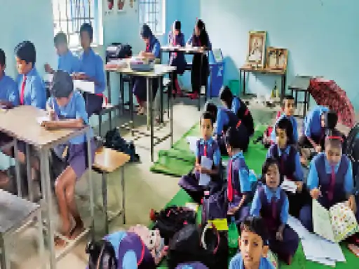 एक ही कमरे में 8 क्लास, छतें टपक रही, शिक्षक नदारद: प्रेमनगर की शाला बदहाल