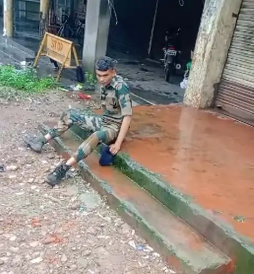 रायगढ़ में पुलिस जवानों का नशे में हंगामा, दो वीडियो वायरल: ऑटो चालक से भिड़े, मोहल्ले में गाली-गलौज