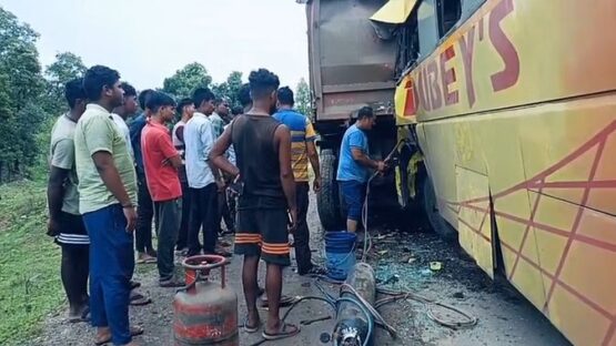 कोरबा में बड़ा सड़क हादसा: खड़े ट्रक से टकराई यात्री बस, आधा दर्जन घायल, एक यात्री को 5 घंटे बाद रेस्क्यू कर निकाला गया