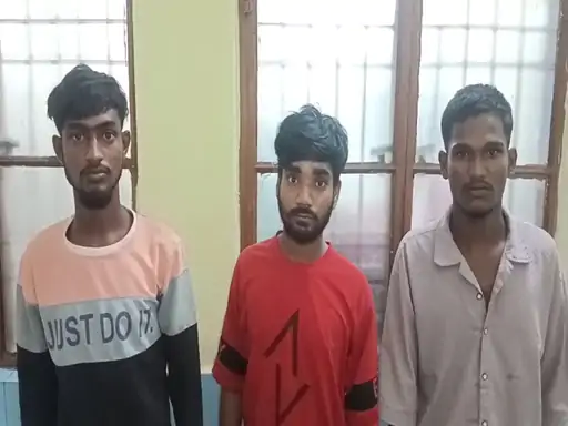 रात के अंधेरे में बाइक सवार से लूट: चाकू की नोक पर मोबाइल और नकदी छीनी, 3 आरोपी गिरफ्तार, एक नाबालिग भी शामिल