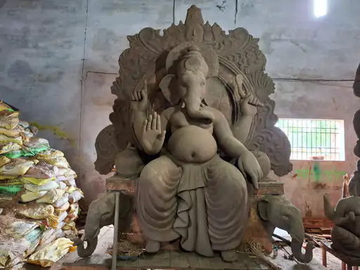 दुर्ग में अंडरब्रिज बना रोजगार पर संकट: थनौद गांव की 20 फीट ऊंची मूर्तियां 13 फीट ऊंचे ब्रिज से नहीं निकल पाएंगी, मूर्तिकारों की आजीविका पर खतरा