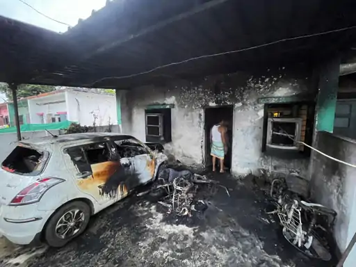 नंदिनी में टीचर ने पड़ोसी की गाड़ियां जलाईं: पुरानी रंजिश के चलते की वारदात, बाइक से निकाला पेट्रोल और घर पहुंच कर लगाई आग