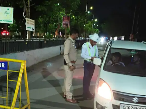 रायपुर में ड्रिंक एंड ड्राइव पर पुलिस की सख्ती: 8 चालक पकड़े गए, लाइसेंस निलंबित होंगे