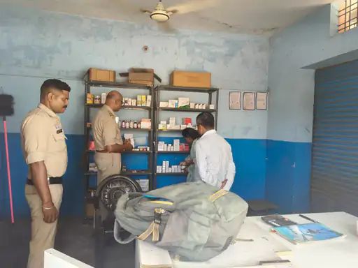 केयरटेकर चला रहा था मेडिकल स्टोर, दस्तावेज न दिखाने पर प्रशासन ने की सख्त कार्रवाई