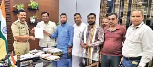 फुंडहर में हर घर पर हेलमेट चालान का बोझ, बस्ती के लोग पहुंचे एसएसपी के पास