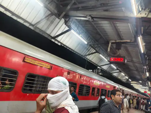 बिलासपुर स्टेशन पर डिस्प्ले गड़बड़ी से यात्रियों में हड़कंप, हटिया एक्सप्रेस और दूरंतो के नंबर में उलटफेर