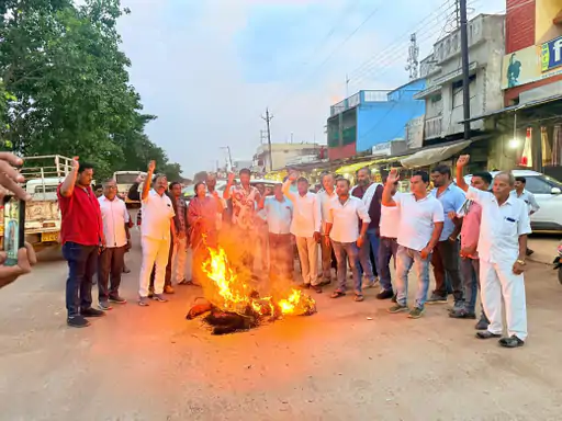बिजली बिल हाफ योजना में बदलाव को लेकर कांग्रेस का विरोध प्रदर्शन: तिल्दा में सरकार के खिलाफ मोर्चा