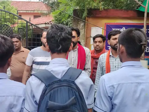 दुर्ग: स्वामी आत्मानंद स्कूल में धार्मिक प्रतीकों को लेकर विवाद, प्रिंसिपल पर आरोप