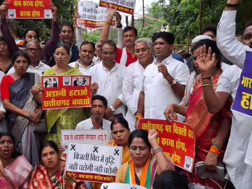दुर्ग में बिजली बिल योजना में बदलाव के खिलाफ कांग्रेस का विरोध प्रदर्शन: बिजली ऑफिस के बाहर जलाया पुतला, सौंपा लालटेन