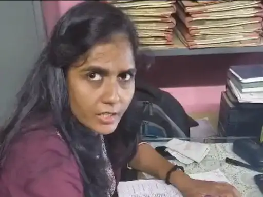 तिल्दा-नेवरा: डिप्टी रजिस्ट्रार की लेट लतीफी और मनमानी से ग्रामीण परेशान, रजिस्ट्री के नाम पर अतिरिक्त पैसे वसूलने के आरोप