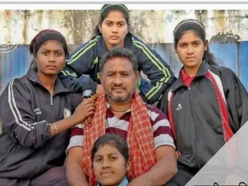 दुर्ग में छह बच्चों के पिता ने की आत्महत्या: कोर्ट परिसर में फंदे से लटकता मिला शव, सब्जी बिक्री को लेकर था विवाद