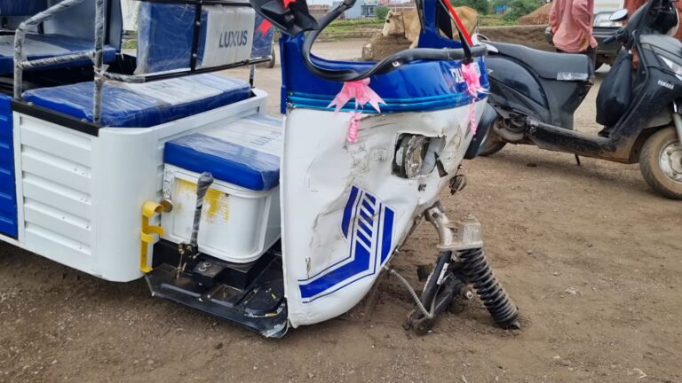 मेटल पार्क रोड फिर बना हादसे का गवाह, तेज रफ्तार ट्रक की टक्कर से नई ऑटो क्षतिग्रस्त, चालक घायल