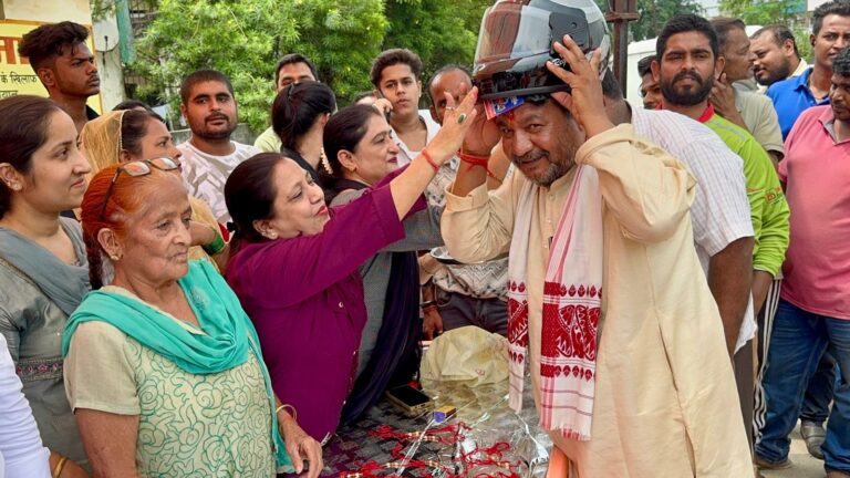 रक्षाबंधन पर बहनों ने भाइयों को बांधी राखी, सुरक्षा के प्रतीक स्वरूप बांटे हेलमेट