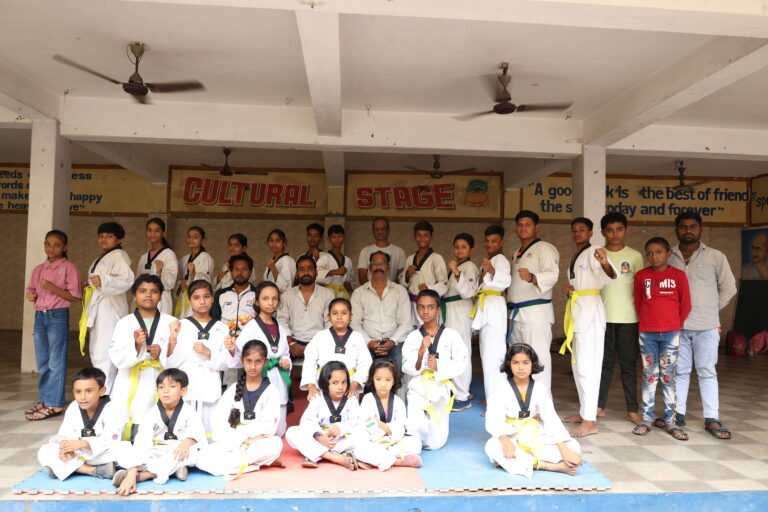 ईश्वर पब्लिक स्कूल बिरगांव में ताइक्वांडो बेल्ट वितरण समारोह, बच्चों के चेहरों पर छलका आत्मविश्वास