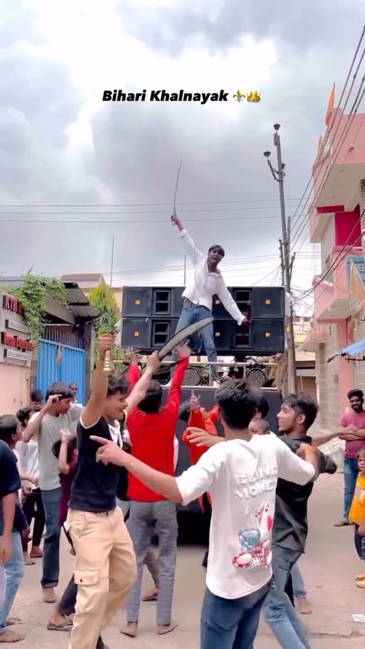 बिरगांव में गणेशोत्सव पर हंगामा, डीजे पर चढ़कर तलवार लहराई; पुलिस ने किया जब्त