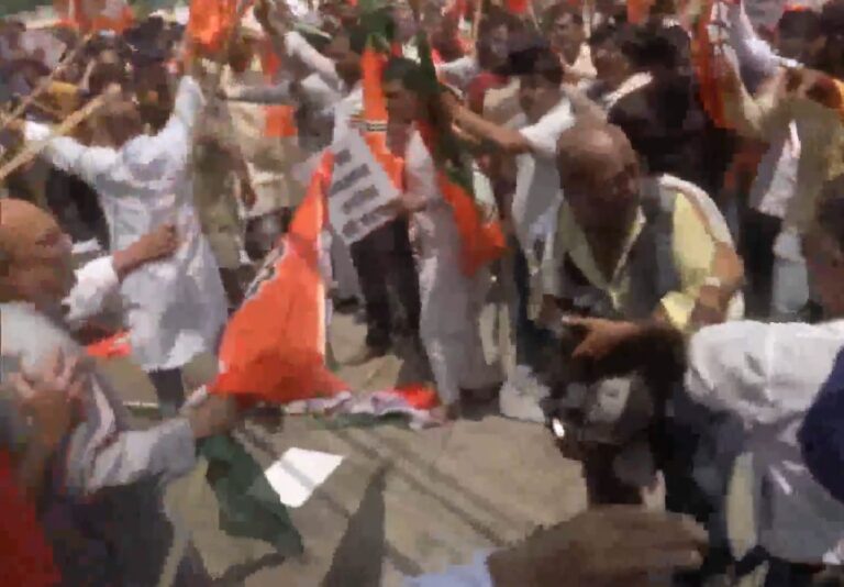 “पटना में कांग्रेस-बीजेपी कार्यकर्ताओं की भिड़ंत: झंडों से हमला, पथराव और गिरफ्तारी”