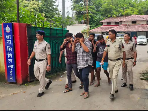 24 घंटे में 9 बदमाश गिरफ्तार: हथियार लेकर घूम रहे थे, पुलिस ने कान पकड़वाकर माफ़ी मंगवाई