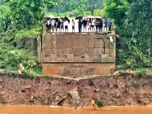 बस्तर में बाढ़ का कहर: 200 से अधिक घर ढहे, 5 लोगों की मौत, 2,196 लोग राहत शिविरों में