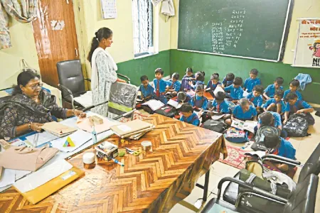 रायपुर : 60 साल पुराने सरकारी स्कूल में बच्चों को पढ़ाई से ज्यादा झेलनी पड़ रही मुश्किलें