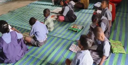 22 साल से नहीं हुई मरम्मत, जर्जर स्कूल भवन में बच्चों की जिंदगी खतरे में — ‘मरने के लिए अंदर जाएंगे क्या?’