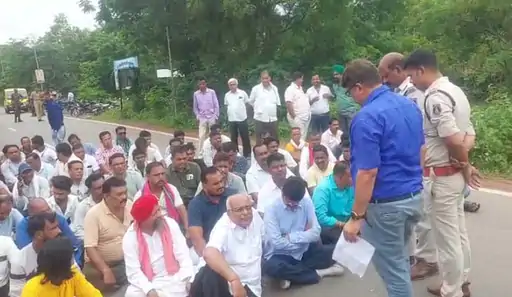 रायगढ़-पुसौर मार्ग पर किसानों ने किया चक्का जाम, खाद की कमी को लेकर जताई नाराज़गी