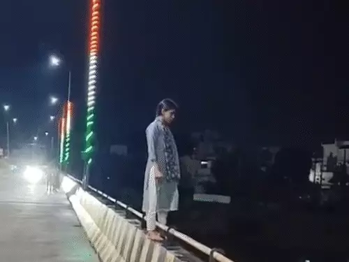 रामसेतु पुल पर आत्महत्या की कोशिश, युवकों की सतर्कता से बची युवती