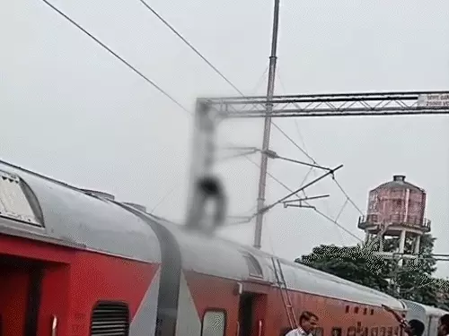 बिलासपुर रेलवे डिपो में बड़ा हादसा: वंदे भारत कोच की सफाई के दौरान ठेका कर्मी हाईटेंशन तार से झुलसा